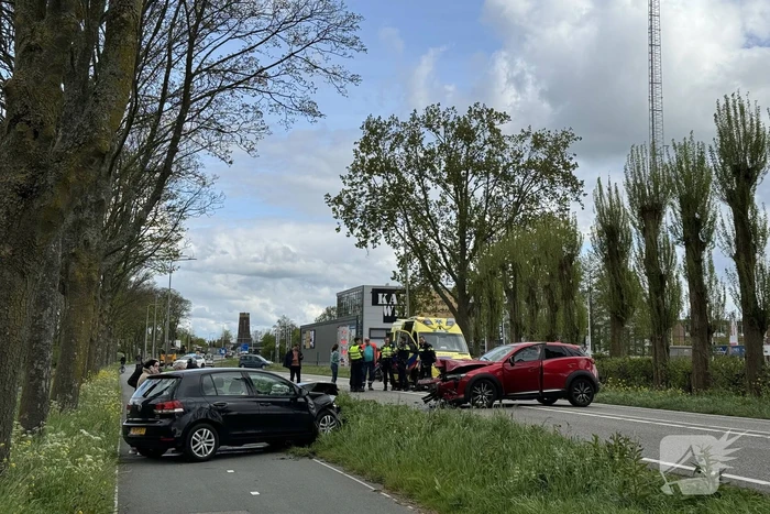 Auto's fiks beschadigd bij frontale aanrijding