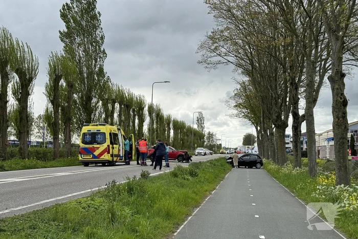 Auto's fiks beschadigd bij frontale aanrijding