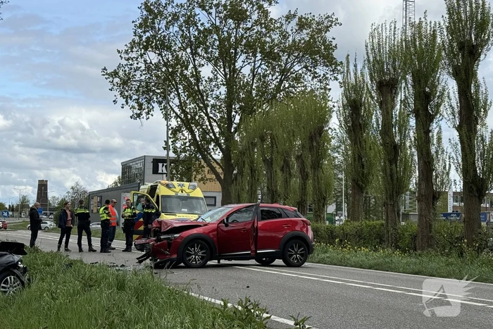 Auto's fiks beschadigd bij frontale aanrijding