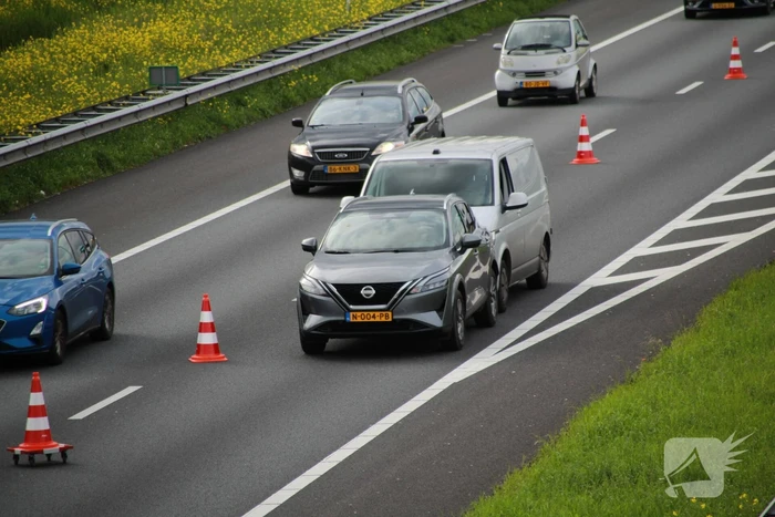 Bestelbus klapt achterop personenauto