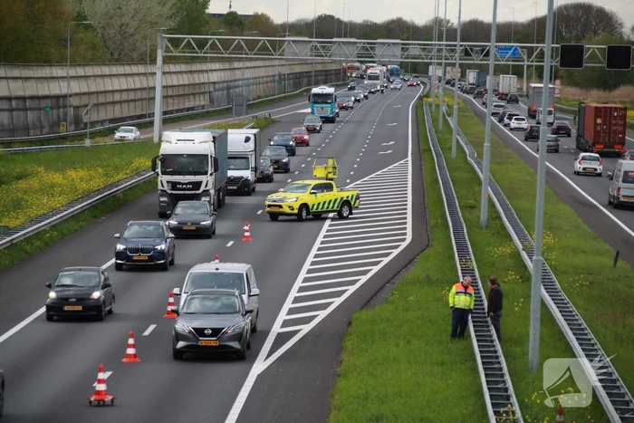 Bestelbus klapt achterop personenauto