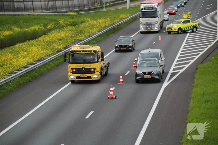 Bestelbus klapt achterop personenauto