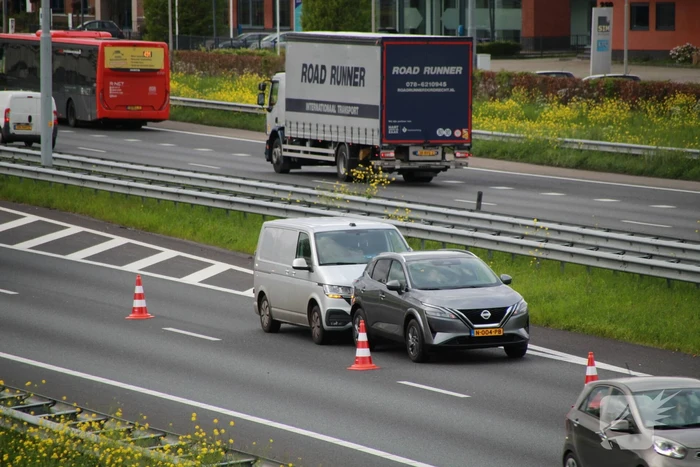 Bestelbus klapt achterop personenauto