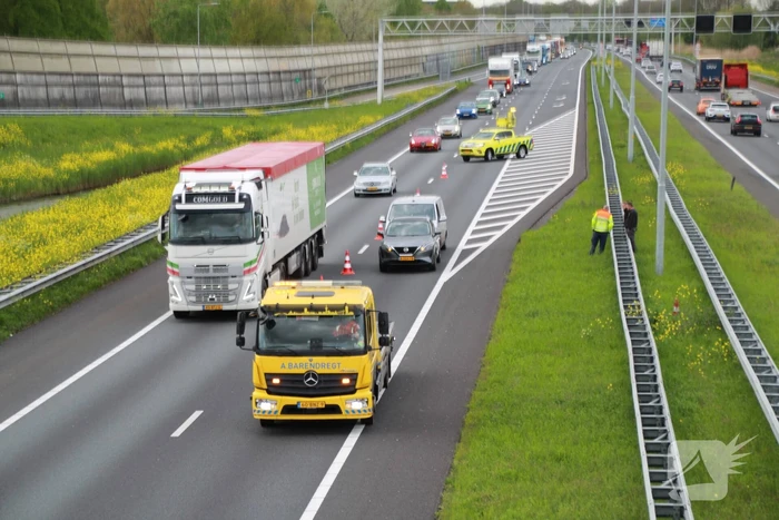 Bestelbus klapt achterop personenauto