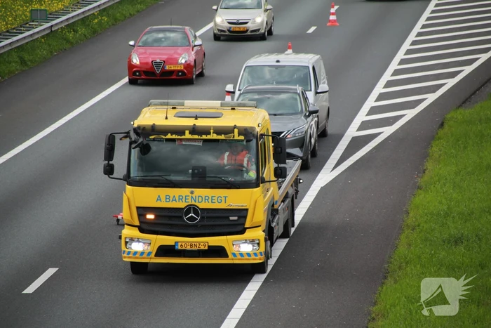 Bestelbus klapt achterop personenauto