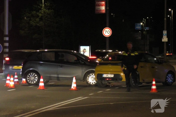 Personenauto's in botsing op kruising
