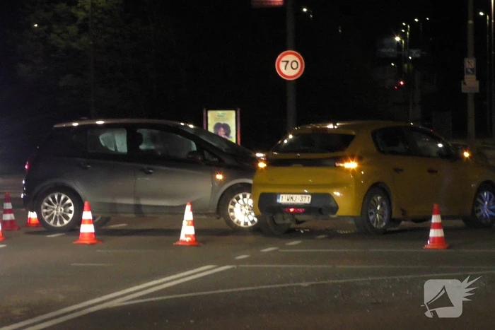 Personenauto's in botsing op kruising