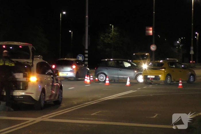 Personenauto's in botsing op kruising