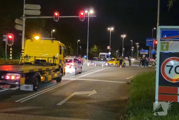 Personenauto's in botsing op kruising