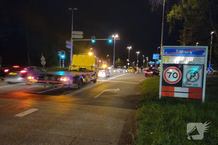 Personenauto's in botsing op kruising