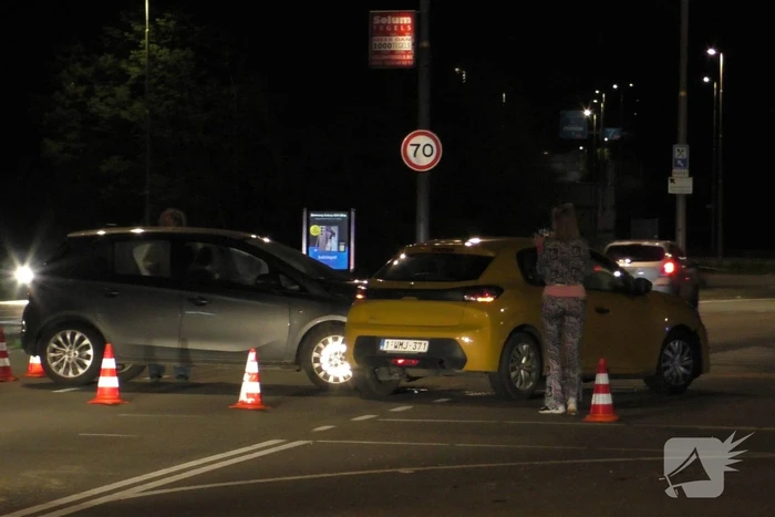 Personenauto's in botsing op kruising