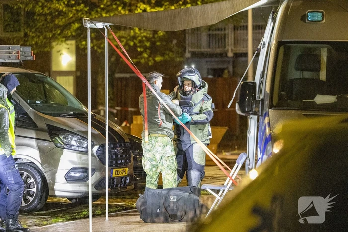 De EOD doet onderzoek naar het verdachte voorwerp