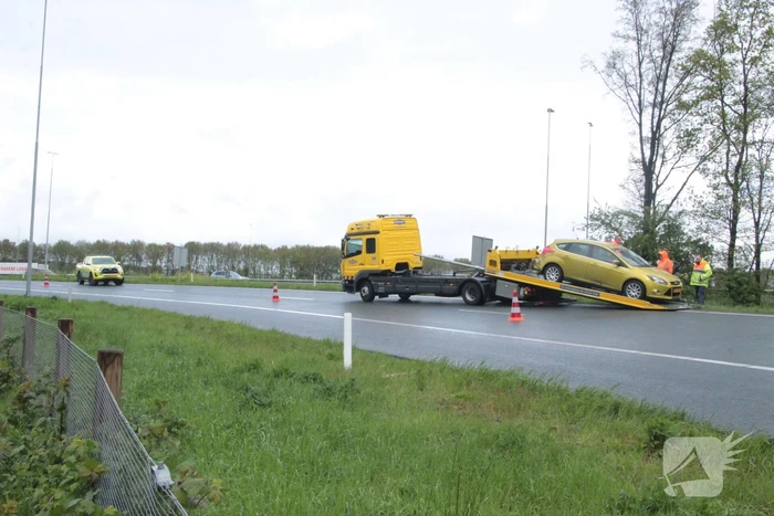 Automobilist belandt in bosschages naast afrit