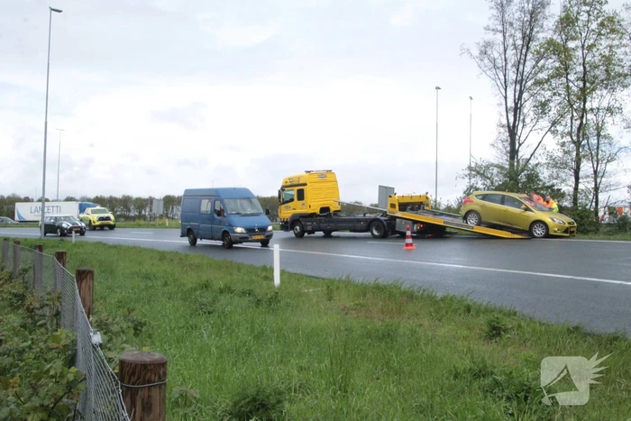 Automobilist belandt in bosschages naast afrit