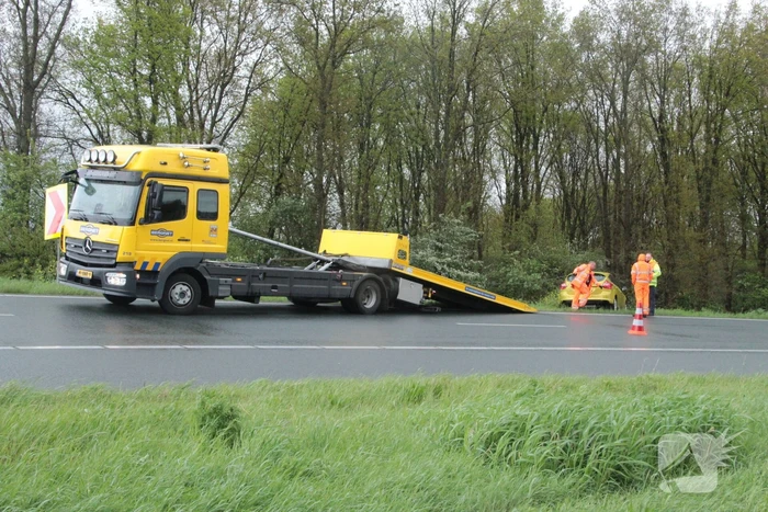Automobilist belandt in bosschages naast afrit