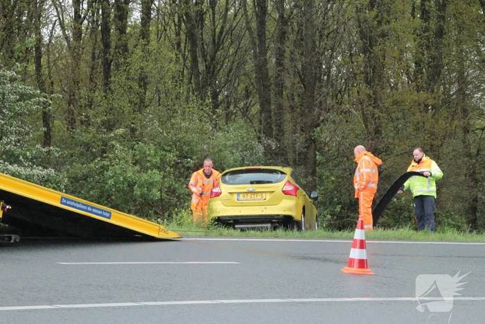 Automobilist belandt in bosschages naast afrit