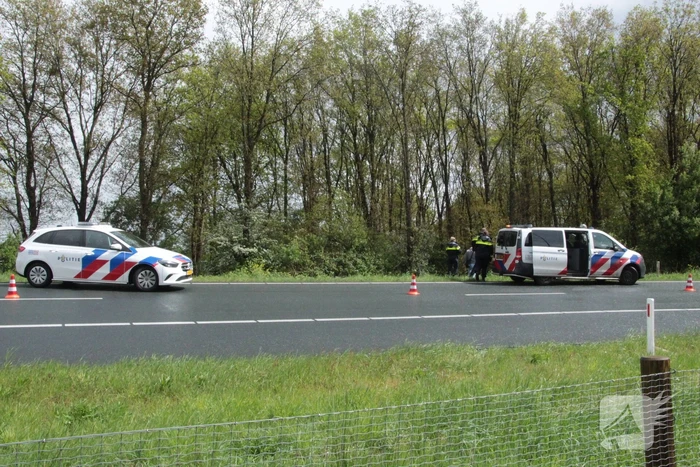 Automobilist belandt in bosschages naast afrit