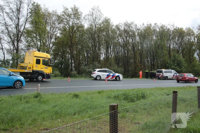 Automobilist belandt in bosschages naast afrit