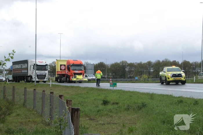 Automobilist belandt in bosschages naast afrit