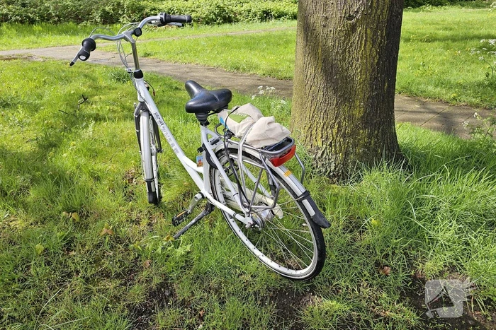 Fietser en automobilist in botsing op rotonde
