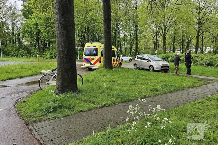 Fietser en automobilist in botsing op rotonde
