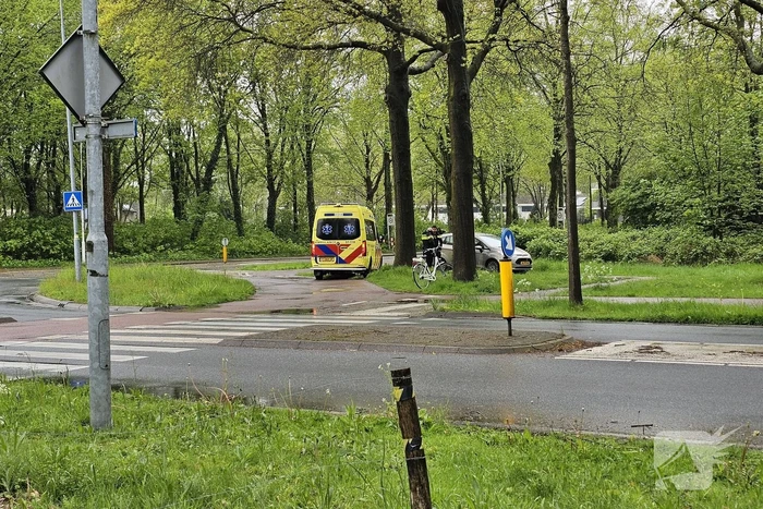 Fietser en automobilist in botsing op rotonde