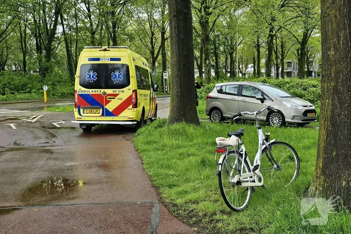 Fietser en automobilist in botsing op rotonde