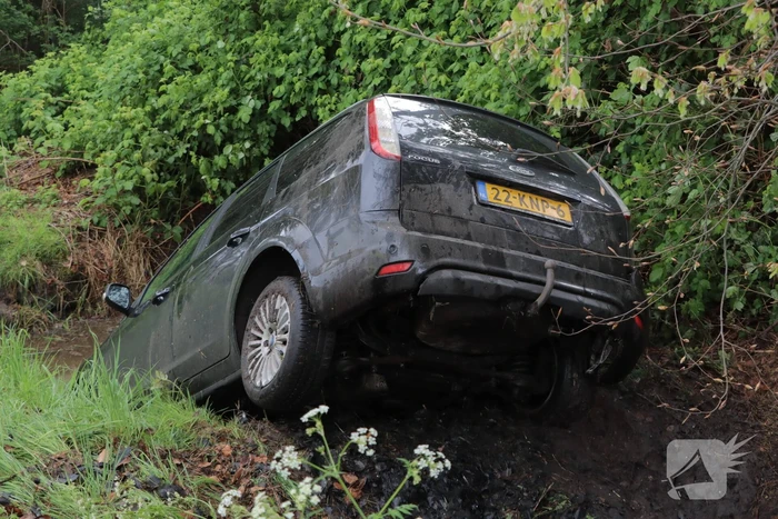 Twee gewonden nadat auto in sloot belandt