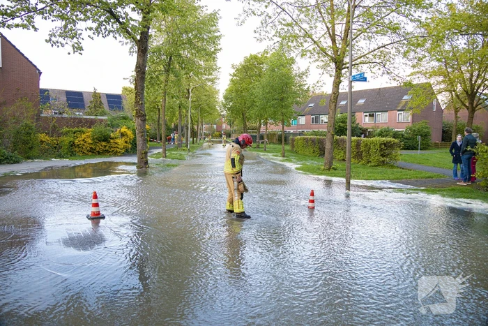 Straat onderwater door gesprongen leiding