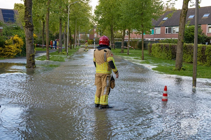 Straat onderwater door gesprongen leiding