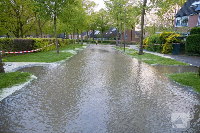 Straat onderwater door gesprongen leiding