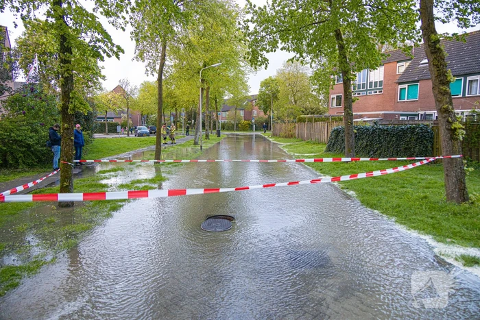 Straat onderwater door gesprongen leiding