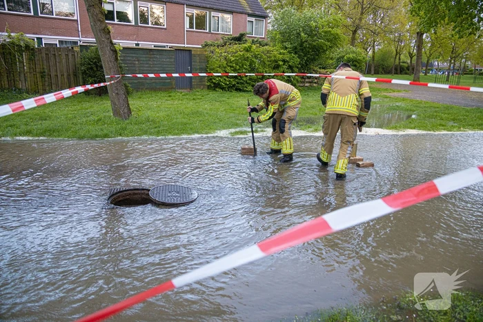 Straat onderwater door gesprongen leiding