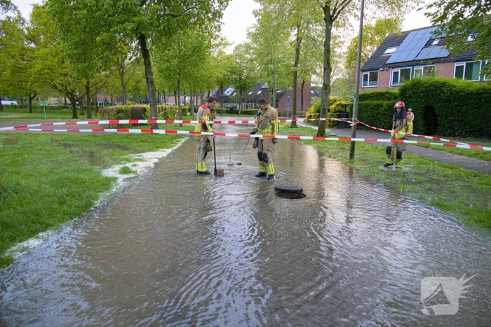 Straat onderwater door gesprongen leiding