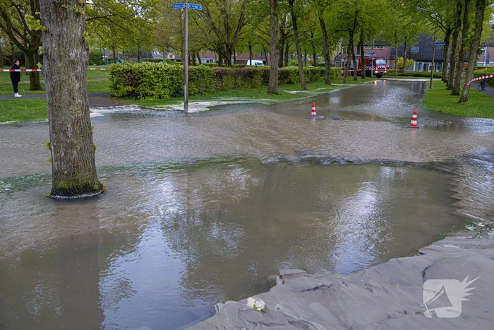 Straat onderwater door gesprongen leiding