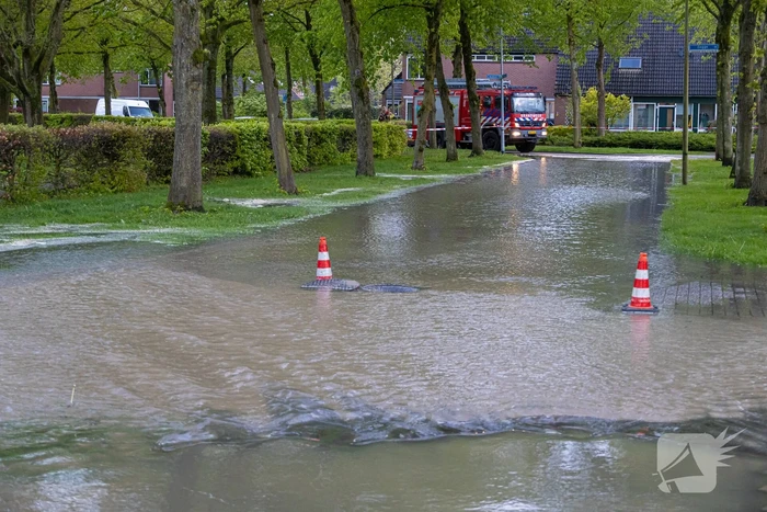 Straat onderwater door gesprongen leiding