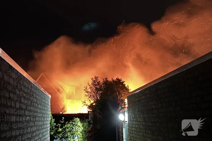 Metershoge vlammen slaan uit achtertuin
