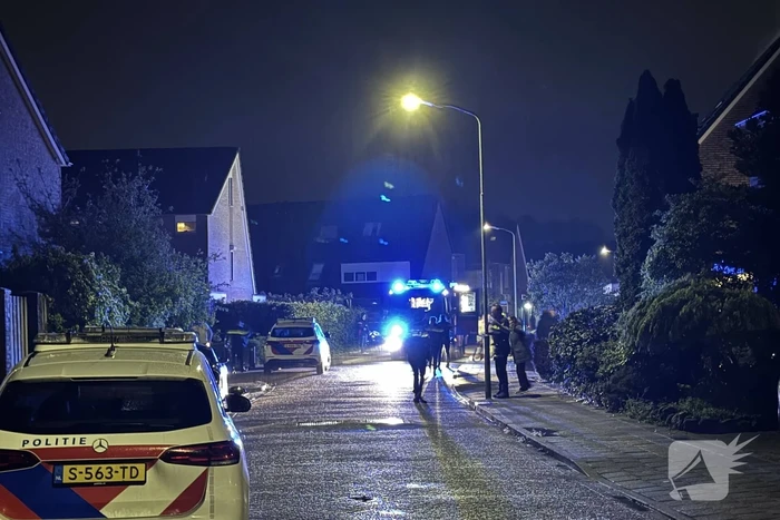 Metershoge vlammen slaan uit achtertuin