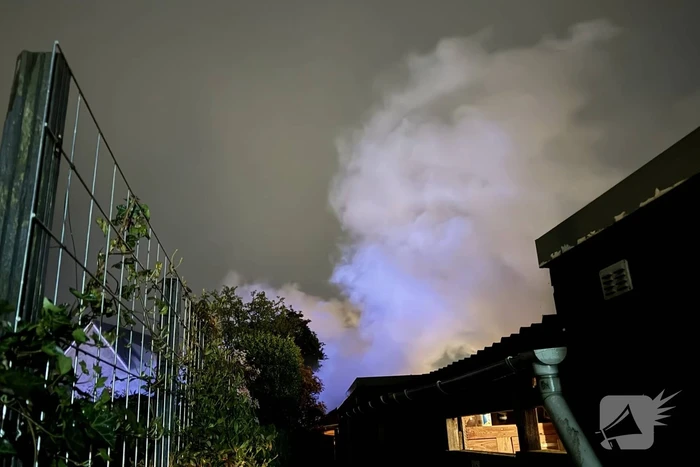 Metershoge vlammen slaan uit achtertuin