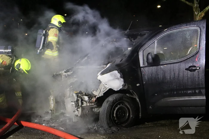 Metershoge vlammen slaan uit bestelbus, brandstichting niet uitgesloten