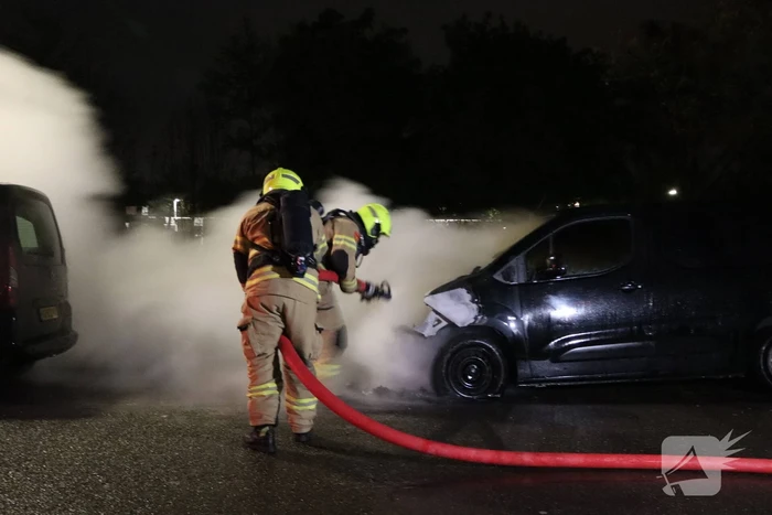 Metershoge vlammen slaan uit bestelbus, brandstichting niet uitgesloten