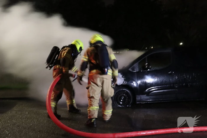Metershoge vlammen slaan uit bestelbus, brandstichting niet uitgesloten