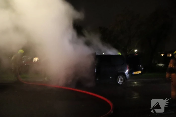 Metershoge vlammen slaan uit bestelbus, brandstichting niet uitgesloten