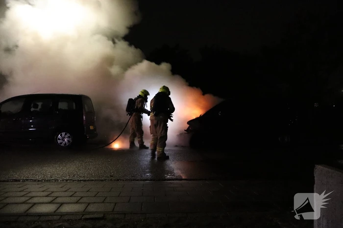 Metershoge vlammen slaan uit bestelbus, brandstichting niet uitgesloten