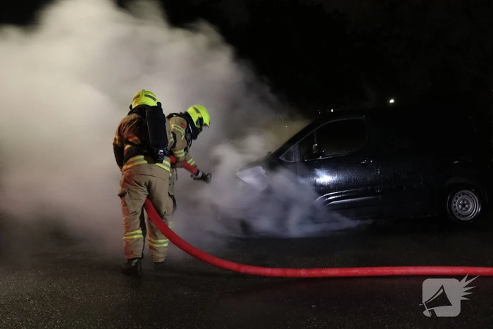 Metershoge vlammen slaan uit bestelbus, brandstichting niet uitgesloten