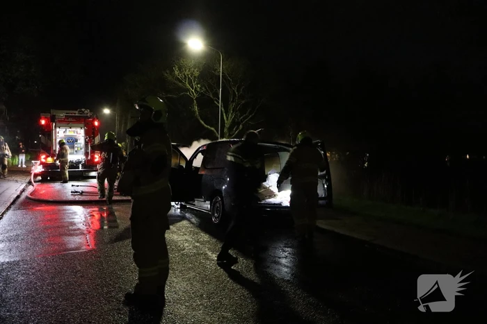 Metershoge vlammen slaan uit bestelbus, brandstichting niet uitgesloten
