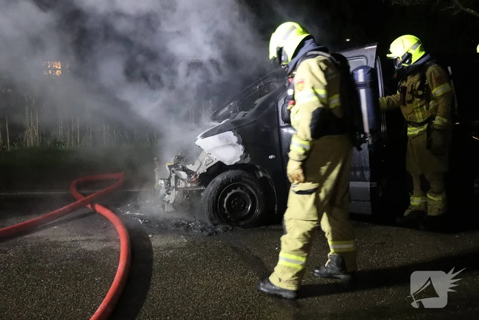 Metershoge vlammen slaan uit bestelbus, brandstichting niet uitgesloten