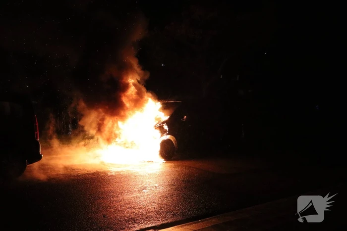 Metershoge vlammen slaan uit bestelbus, brandstichting niet uitgesloten