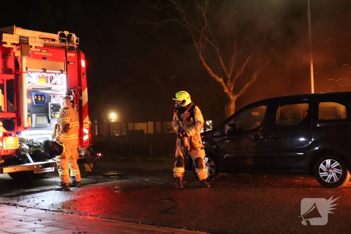 Metershoge vlammen slaan uit bestelbus, brandstichting niet uitgesloten