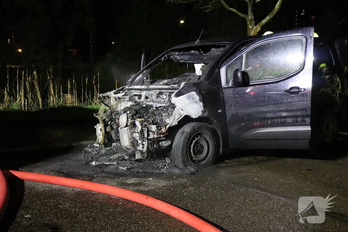 Metershoge vlammen slaan uit bestelbus, brandstichting niet uitgesloten